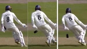 బ్యాటింగ్ చేస్తుండగా జేబులోంచి పడిపోయిన మొబైల్!(వీడియో)