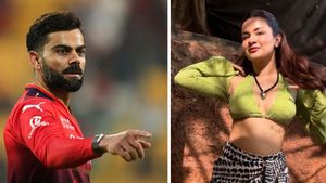 అనుష్క కాపురంలో నిప్పులు.. హీరోయిన్ హాట్ ఫొటోను లైక్ చేసిన కోహ్లీ!