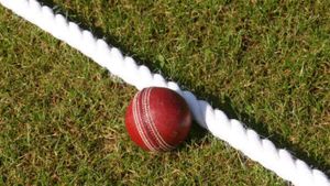 క్రికెట్ ఆడుతూ గుండెపోటుతో ఆటగాడు మృతి (వీడియో)