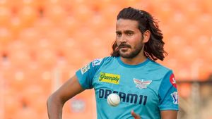 ఎక్స్‌ట్రాలే కాదు.. 5 బంతుల్లో 5 వికెట్లు తీసాడు!