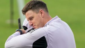 బుమ్రా కాదు.. మ్యాజికల్ బాల్స్ వేసేది అతనే: టీమిండియా బౌలింగ్ కోచ్