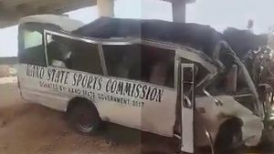 వంతెనపై నుంచి పడిన బస్సు.. 21 మంది అథ్లెట్లు మృతి