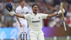 సెంచరీ తర్వాత యశస్వి సంచలన వ్యాఖ్యలు.. గిల్ గురించి అసలు నిజం చెప్పేశాడు!