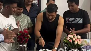 నో ఫ్యామిలీ.. వారితోనే ధోనీ బర్త్ డే సెలెబ్రేషన్స్!(వీడియో)