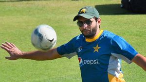 శిఖర్ ధావన్.. ఓ కుళ్లిన గుడ్డు: షాహిద్ అఫ్రిది ఫైర్!