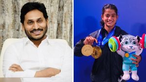 తాపి మేస్త్రీ కూతురికి బంగారు పతకం.. అభినందించిన వైఎస్ జగన్