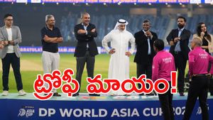 సిగ్గులేదు.. ట్రోఫీని ఎత్తుకెళ్లిన పీసీబీ చీఫ్!