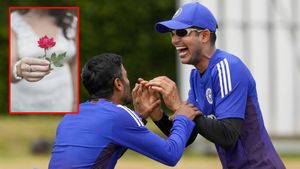 Viral Video: అందరి ముందు 'ఎర్ర గులాబీ'.. సిగ్గుతో ముసిముసి నవ్విన శుభ్‌మన్ గిల్