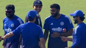 టాస్ గెలిచిన శుభ్‌మన్ గిల్.. నవ్వు ఆపుకోలేకపోయిన గంభీర్!(వీడియో)