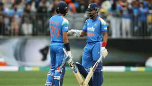 IND vs AUS: కోహ్లీ డకౌట్.. ఆదుకున్న రోహిత్, అయ్యర్!