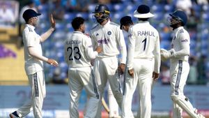 కుల్దీప్ 'పంజా'తో కుప్పకూలిన విండీస్.. ఫాలోఆన్ ఇచ్చిన గిల్!