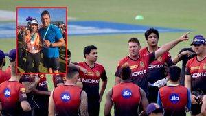 స్టార్ క్రికెటర్‌కు చీర్‌లీడర్ చెల్లెలు: అన్న వికెట్ పడితే తెగ డ్యాన్స్ చేసింది!