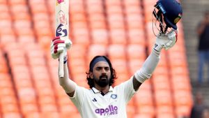 కేఎల్ రాహుల్ డబుల్ ధమాకా: డకెట్‌ను దాటి అగ్రస్థానం!