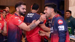 IPL 2026: కోహ్లీ ఫ్రెండ్‌పై వేటు.. ఆర్‌సీబీ రిటైన్, రిలీజ్ లిస్ట్ ఇదే!