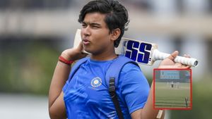 వికెట్ కీపర్‌తో గొడవకు దిగిన బుడ్డోడు (వీడియో)