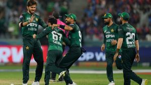 టీ20 వరల్డ్ కప్ వేళ పాక్ జట్టు నుంచి సూపర్ స్టార్లు ఔట్!