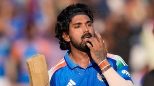 KL Rahul: సెంచరీ కొట్టి.. ఆమె కోసం ఈల వేసాడు!(వీడియో)