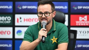 బాబర్ ఆజంపై వేటు తప్పదా? పాక్ కోచ్ షాకింగ్ ఆన్సర్!