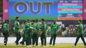 నోరు జారి బుక్కైన పాక్ ఆల్ రౌండర్.. పీసీబీ స్ట్రాంగ్ వార్నింగ్!