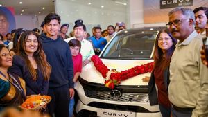 బుడ్డోడికి పెద్ద బహుమతి!: లైసెన్స్ లేదు కానీ లగ్జరీ కారు వచ్చేసింది!