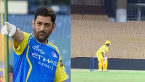 తలా ఈజ్ బ్యాక్.. ధోనీ ఊచకోత! (వీడియో)