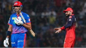 DC vs RCB: బుసలు కొట్టిన బంతి.. కుప్పకూలిన ఢిల్లీ!
