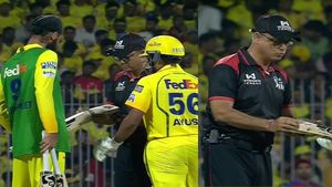 IPL 2026: ఓ మై గాడ్.. అంపైర్ అడ్డంగా దొరికిపోయాడు..!