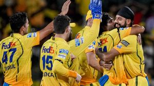 CSKకు బిగ్ షాక్.. టోర్నీ నుంచి స్టార్ పేసర్ ఔట్!