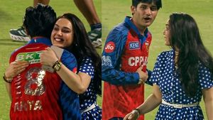 ఆటగాడికి అందమైన కౌగిలి.. ఆపై చిలిపి దెబ్బ! (వీడియో)