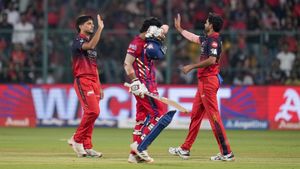 RCB vs LSG: నిప్పులు చెరిగిన రూ.6 కోట్ల ఆటగాడు..!