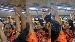 'బిర్యానీ దెబ్బ.. సాంబార్ అబ్బ': సన్‌రైజర్స్ లేడీ ఫ్యాన్స్ రచ్చ! (వీడియో )