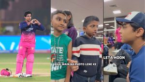 రూ.100 ఇస్తేనే ఫొటో.. వైభవ్ సూర్యవంశీ కండీషన్(వీడియో)