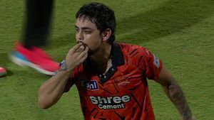 ఇక ఇంటికి వెళ్లి విజిల్స్ వేసుకోండి: CSK ఫ్యాన్స్‌కు ఇషాన్ కిషన్ సైగలు(వీడియో)