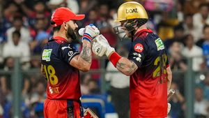 IPL 2026: ఆర్‌సీబీకి బిగ్ షాక్.. స్వదేశం వెళ్లిపోయిన స్టార్ ప్లేయర్!