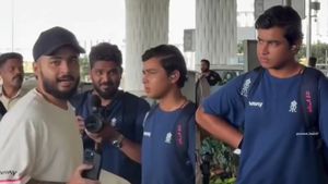 బుడ్డోడితో ఫోటోకు నిరాకరించిన రియాన్ పరాగ్.. అందరి ముందే సెటైర్! (వీడియో)