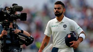 గడ్డు కాలంలో ఆ ఇద్దరే నన్ను కాపాడారు: విరాట్ కోహ్లీ