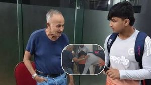 బుడ్డోడి కోసం గంట వెయిట్ చేసిన శ్రీలంక దిగ్గజం!(వీడియో)