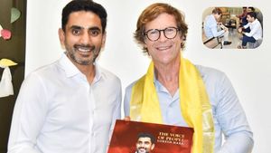 మంత్రి నారా లోకేష్‌ను కలిసి సౌతాఫ్రికా దిగ్గజం జాంటీ రోడ్స్
