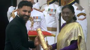 పద్మశ్రీ అవార్డు అందుకున్న రోహిత్ శర్మ