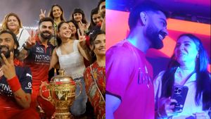 ఆర్సీబీ విక్టరీ.. అనుష్కతో కలిసి కోహ్లీ ఏం చేశాడో చూడండి! (వీడియో)