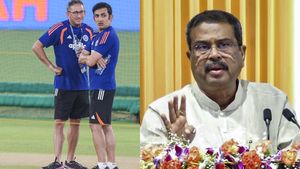 ఢిల్లీ నిరసనల మధ్య గంభీర్‌కు ఊహించని షాక్!