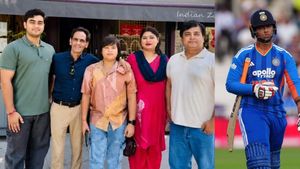 బుడ్డోడికి అడ్డెవరు?: లండన్‌లో వాలిన వైభవ్ సూర్యవంశీ సైన్యం! (వీడియో)