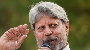 వారి విషయంలో బీసీసీఐ కఠినంగా వ్యవహరించాలి: కపిల్ దేవ్