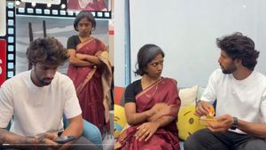 అసూయ ఆంటీతో తిలక్ వర్మ.. వైరల్‌గా మారిన వీడియో!