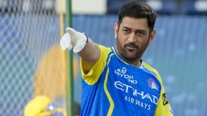 ఫోన్ పక్కన పెట్టండి.. మైదానంలోకి రండి! జెన్ జెడ్‌కు ధోనీ అదిరిపోయే సలహా!
