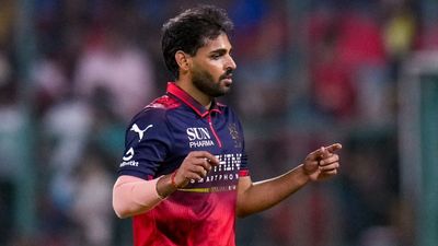 Bhuvneshwar Kumar Rips Through DC Top Order With Triple Strike in RCB vs DC