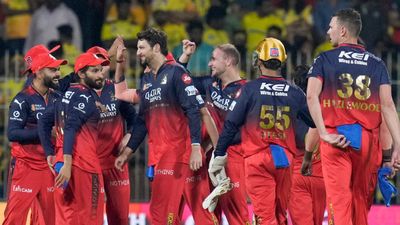 RCB 15 ಕೋಟಿ ರೂ. ಉಳಿಸಿಕೊಳ್ಳಲು 3 ಸ್ಟಾರ್ ಆಟಗಾರರನ್ನು ಬಿಡುಗಡೆ ಮಾಡುವ ಸಾಧ್ಯತೆ!
