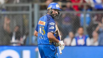 IPL 2026: റണ്‍ചേസിന് മുമ്പ് തടഞ്ഞ് അംപയര്‍, കലികയറി രോഹിത് !! സംഭവമിങ്ങനെ, വീഡിയോ