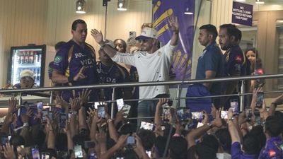 IPL 2026: നൈറ്റ് റൈഡേഴ്സ് ക്യാമ്പിൽ ആശങ്ക, കട്ട കലിപ്പിൽ ഷാറൂഖ് ഖാൻ; ഉടമയും സിഇഒയും തമ്മിൽ ഗാലറിയിൽ പോര്!