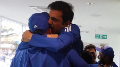 IND vs ENG: மோர்க்கல் காதை கடிக்க சென்ற கம்பீர்.. டிரஸிங் ரூம் வீடியோவை வெளியிட்ட பிசிசிஐ